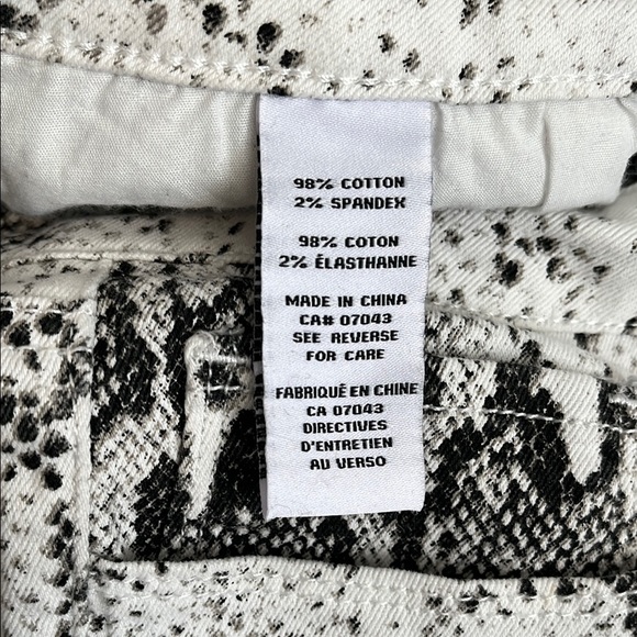 ASHLEY MASON NWOT Snakeskin Print Mid Rise Cropped Flared Denim Jeans, Size 11 - Picture 8 of 9